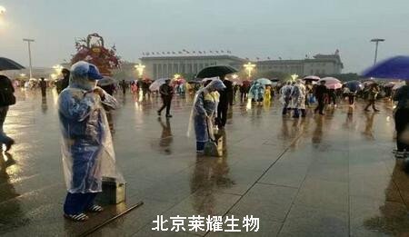 游客为环卫工打伞