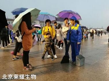 游客为环卫工打伞