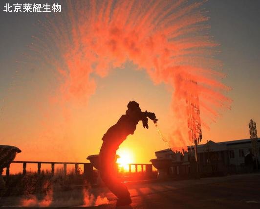 兵哥泼热水瞬成冰